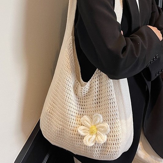 Flower-shaped bag, large-capacity woven and hollowed-out underarm tote bag, new summer commuter bag for women 2025, beach bag full figure
