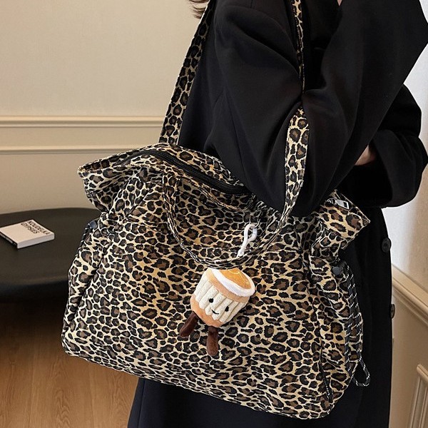 A niche leopard print canvas tote bag for women, a casual large-capacity fashionable hand-held bag, and a simple single-shoulder crossbody bag in the Korean style Specification drawing