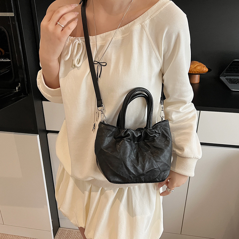 The 2025 new niche design solid-color hand-held bucket bag exudes a sense of sophistication, simplicity and fashion, and is a single-shoulder crossbody bag for commuting Application Scenario