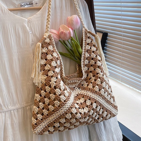Hot-selling bestsellers, artistic, fresh and ethnic style woven underarm bags, French niche casual travel beach bags for women Application Scenario