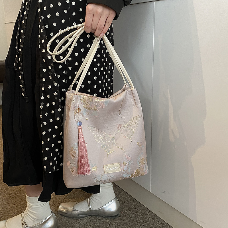 Factory-customized new Chinese-style bags for women, summer fashion, Chinese-style embroidered bucket bags, casual and versatile single-shoulder bags Application Scenario