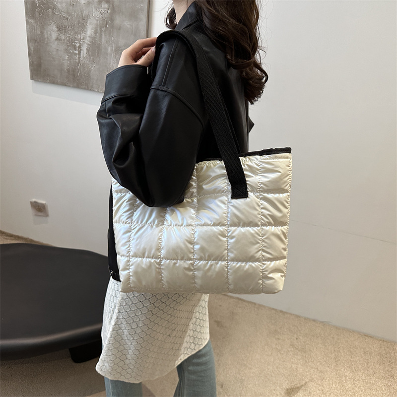 2024 New Hong Kong-style retro fashion handbag, cotton jacket bag, niche design, stylish single-shoulder underarm tote bag details Picture