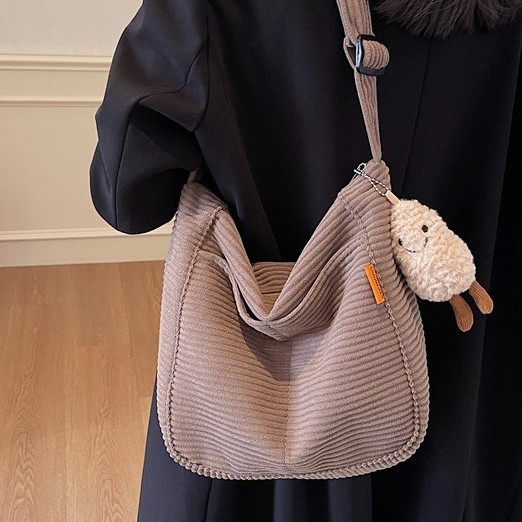 New autumn and winter Korean style versatile hand-held corduroy single-shoulder bag, large-capacity casual bucket bag, fashionable crossbody bag Application Scenario