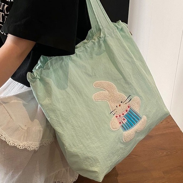 A simple and stylish soft-faced large-capacity bag for women, a new spring/Summer 2025 student class single-shoulder bag and commuter tote bag full figure