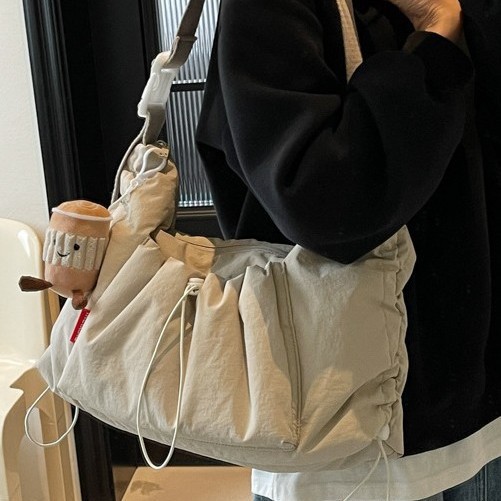 A new solid-color, girlish, large-capacity, sporty single-shoulder bag with a pleated drawstring design and a casual crossbody bag details Picture