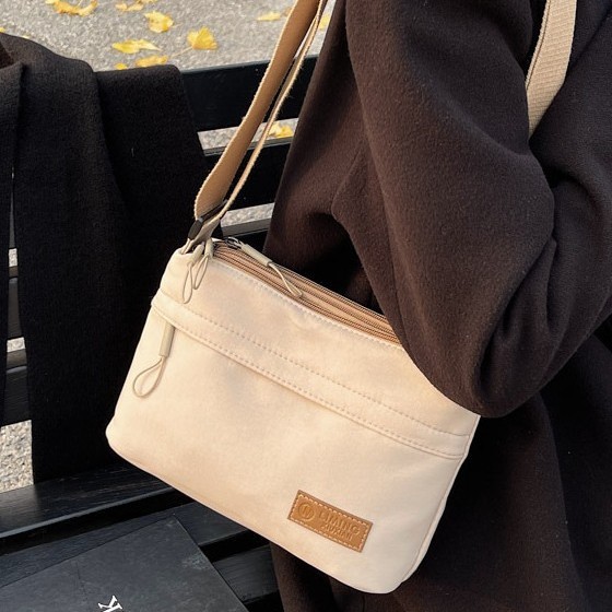 A simple solid-color nylon fabric bag for women, a new 2024 multi-functional casual, waterproof, portable and fashionable single-shoulder crossbody bag full figure