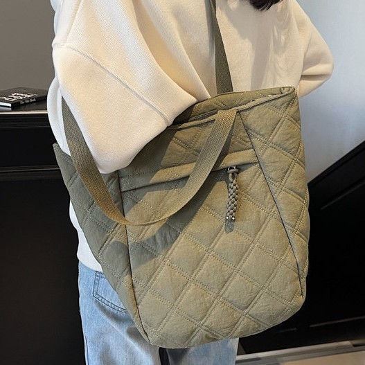 A new Korean-style diamond-shaped single-shoulder bag for autumn and winter, a versatile, simple and large-capacity tote bag with a sense of design for commuting full figure