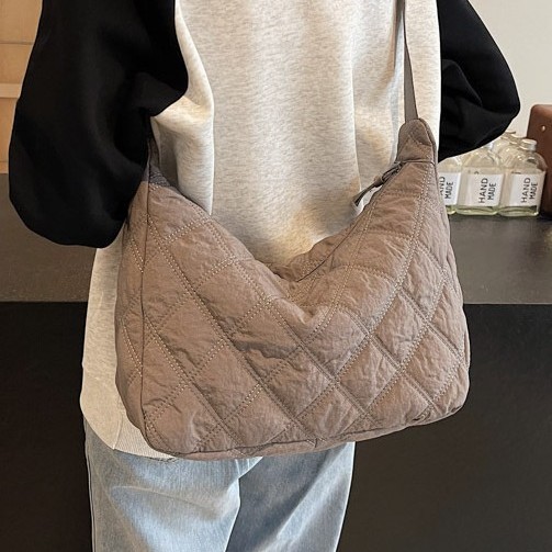 The new cotton-padded jacket bag for autumn and winter features a large-capacity diamond-shaped embroidered thread single-shoulder bag that is fashionable and versatile. It also comes with a cotton and nylon bag and a crossbody bag details Picture