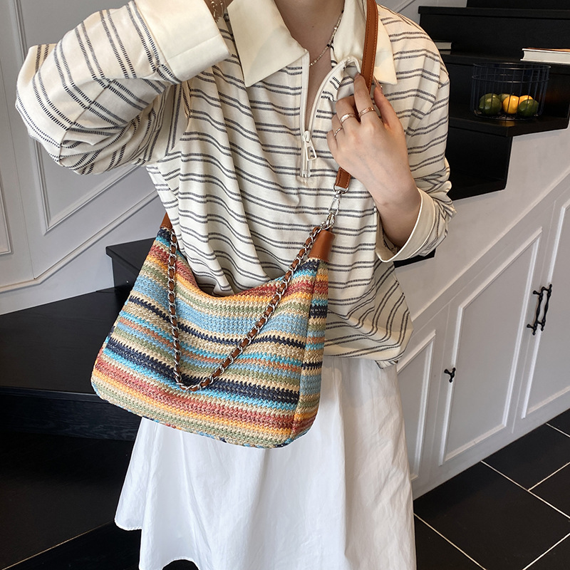 2025 Summer Seaside vacation beach woven bag for women's casual wear, large capacity, fashionable color contrast, versatile single-shoulder crossbody bag Application Scenario