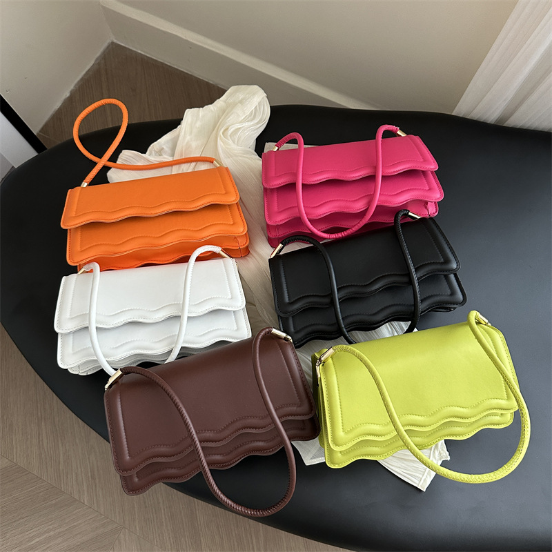 The 2024 new wavy texture underarm bag is a versatile single-shoulder crossbody small square bag that is fashionable and trendy for commuting Application Scenario