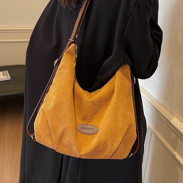 A large-capacity corduroy bag for women, a new 2024 trendy and versatile crossbody bag, a tote bag that students often use for commuting to school full figure