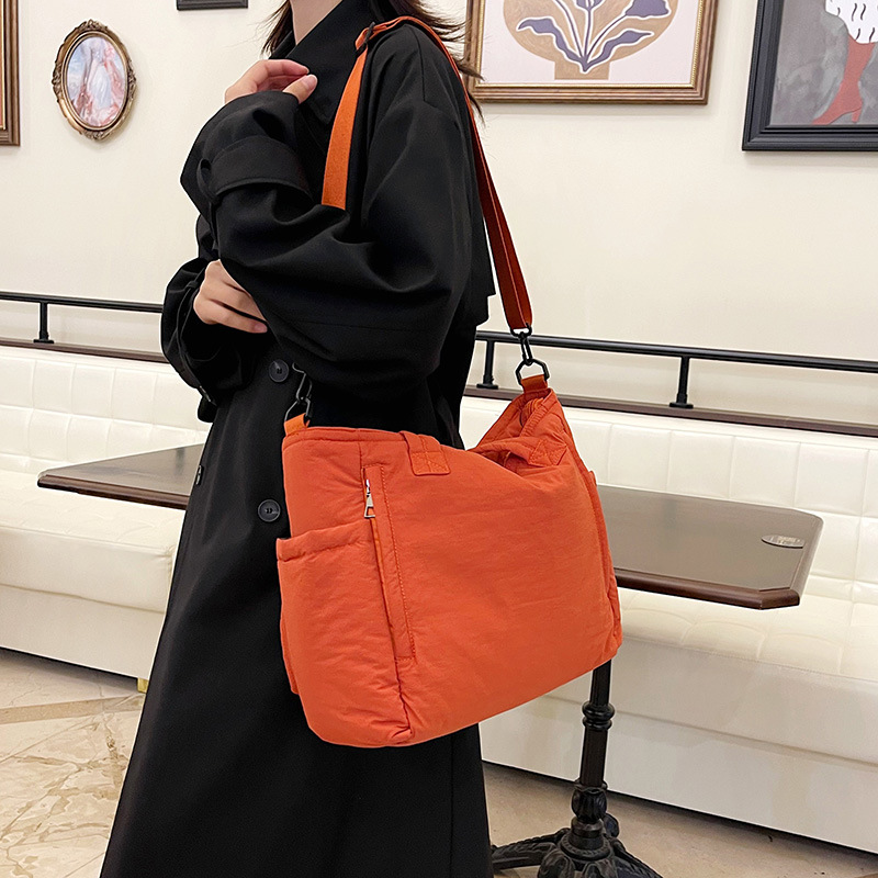 Casual large-capacity bags, new women's bags for autumn and winter 2024, fashionable commuting single-shoulder bags, crossbody bags, hand-held tote bags details Picture