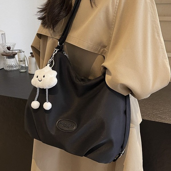 The 2025 new Korean lightweight pleated cloud bag is a simple, fresh and fashionable nylon single-shoulder bag with multiple carrying methods details Picture