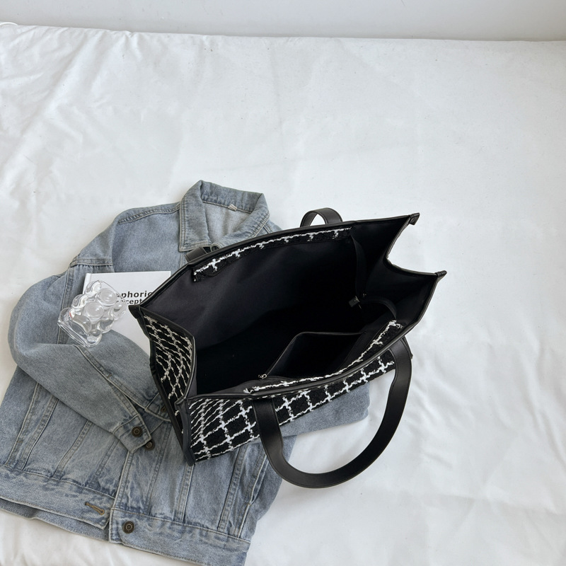 Casual large-capacity canvas bag for women 2024 new autumn and winter, popular single-shoulder commuter bag, versatile tote bag for work Application Scenario