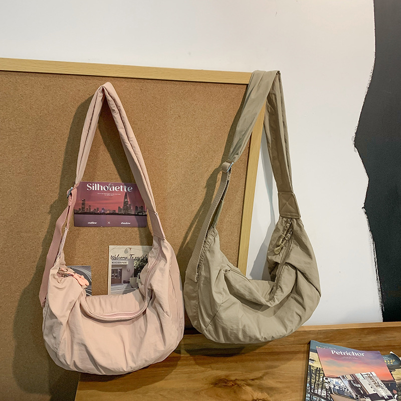 Versatile solid-color dumpling bag for both men and women, large-capacity tote bag, single-shoulder bag, crossbody bag, lightweight Korean style, simple and versatile Application Scenario