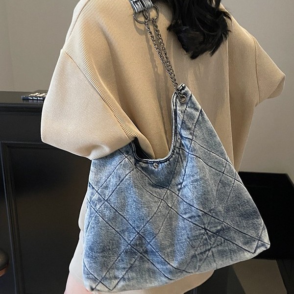 Simple, new retro denim bag, diamond-shaped chain crossbody bag, single-shoulder large-capacity crossbody bag, student tote bag Application Scenario