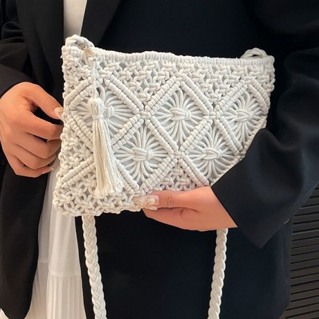 This is a new, fashionable and versatile single-shoulder crossbody bag for women's Spring/Summer 2025. It is a casual and high-end woven straw bag Application Scenario