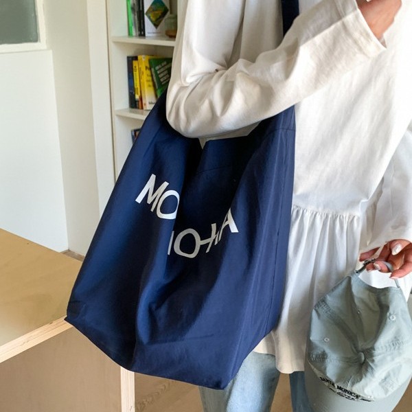 A new Korean-style laid-back canvas bag for girls with Instagram letters, a versatile large-capacity single-shoulder bag for casual commuting Specification drawing