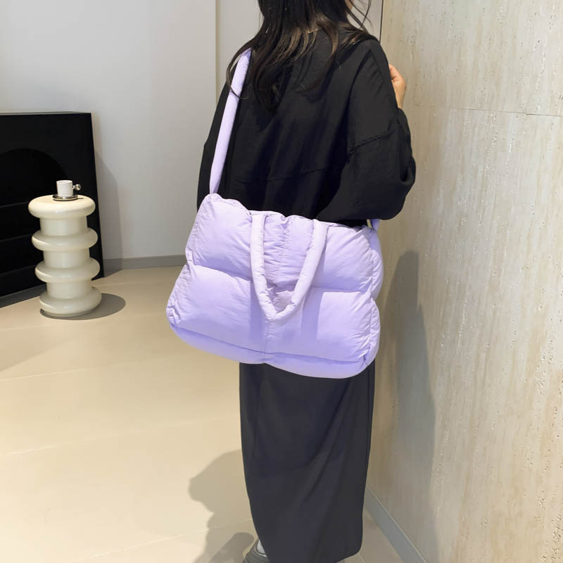 This is a new, trendy and casual single-shoulder bag for women in the 2024 summer Korean version. It is a versatile crossbody bag details Picture