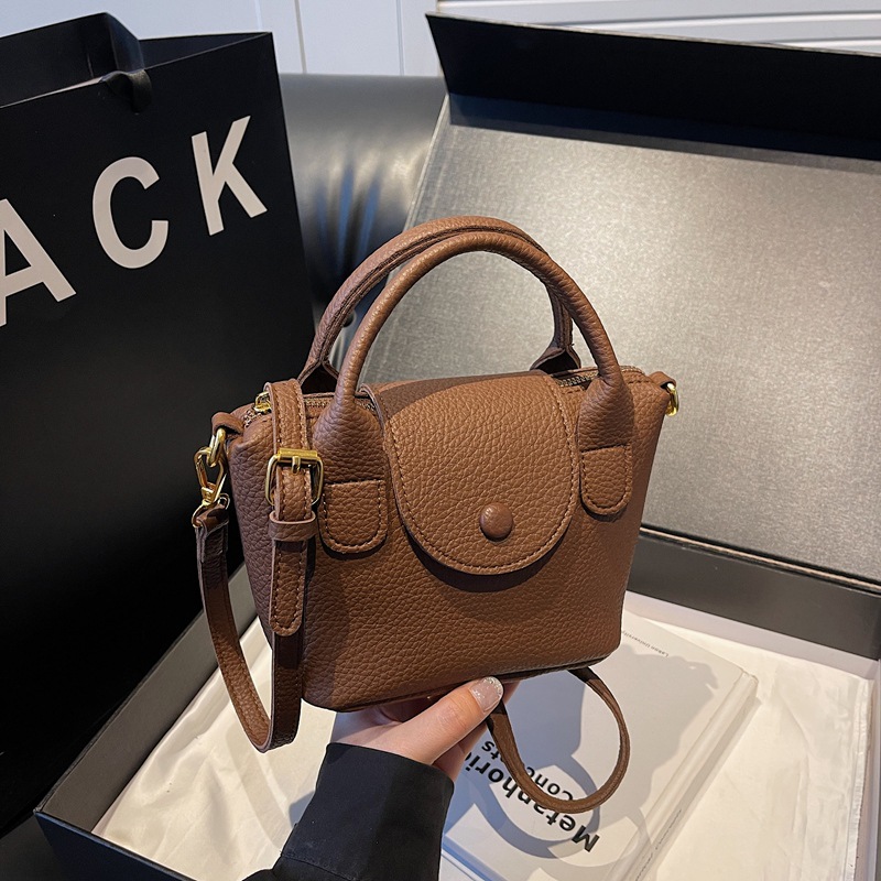 A niche design hand-held small bag for women, a new 2024 fashionable and simple style dumpling bag, versatile single-shoulder crossbody bag details Picture