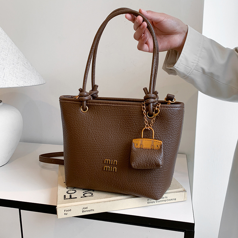 This year's popular bags include women's retro single-shoulder underarm bags, 2024 new casual crossbody bags, and versatile hand-held bucket bags full figure
