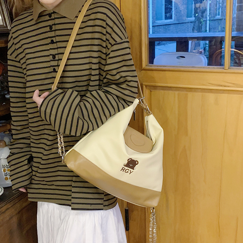 Cute single-shoulder bag 2024 new style, niche design, casual large capacity, versatile for students' commuting to class details Picture
