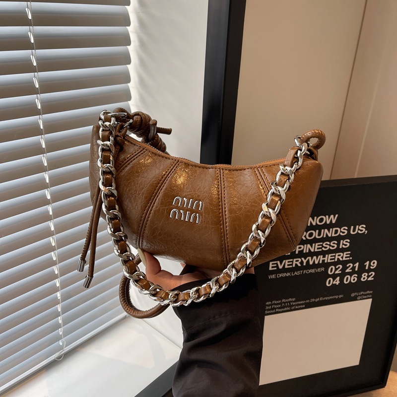 The 2024 new Korean-style niche horn bag is a high-end, simple and versatile shoulder bag with a fashionable commuting chain crossbody Specification drawing