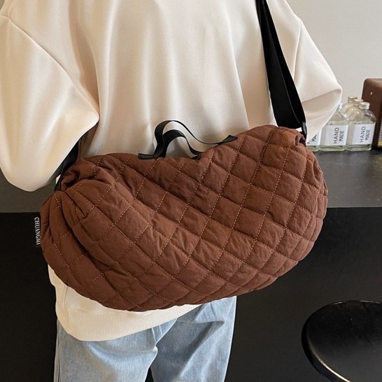 A new large-capacity hand-held commuter bag for autumn and winter, a diamond-patterned solid color simple, fashionable and casual single-shoulder crossbody bag details Picture
