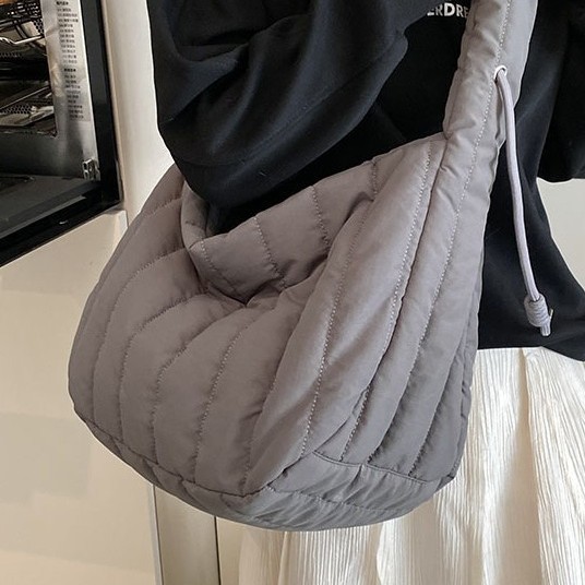 Large-capacity 2024 new autumn and winter single-shoulder crossbody bag, casual cotton-padded jacket bag, versatile women's commuter underarm tote bag details Picture