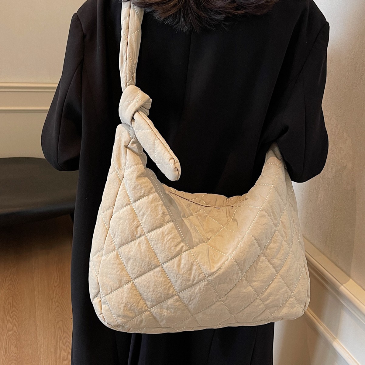 Diamond-patterned fashion cotton jacket 2024 Winter new Design Pleated large-capacity cotton jacket Casual embroidered thread single-shoulder tote bag Application Scenario