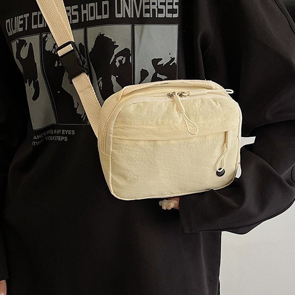 A new stylish solid-color versatile waist bag, a casual and lightweight nylon single-shoulder crossbody small square bag for going out, and a small shoulder bag for mobile phones Application Scenario