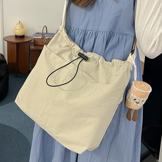 Casual large bag for women, 2024 new style, fashionable and beautiful single-shoulder bag, student large capacity tote bag, personalized crossbody bag Application Scenario