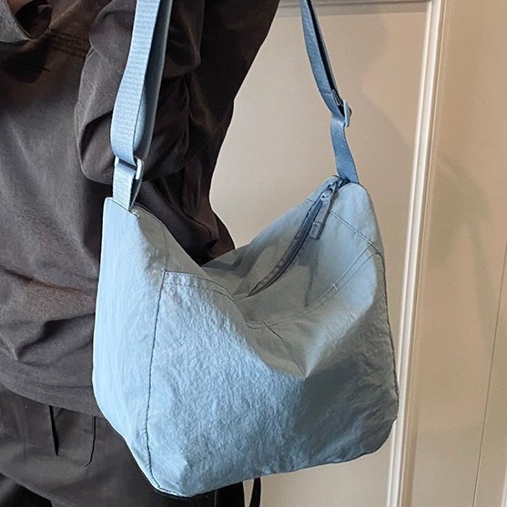 A lightweight nylon tote bag designed for women in 2025, a versatile high-capacity single-shoulder crossbody bag for commuting in South Korea full figure