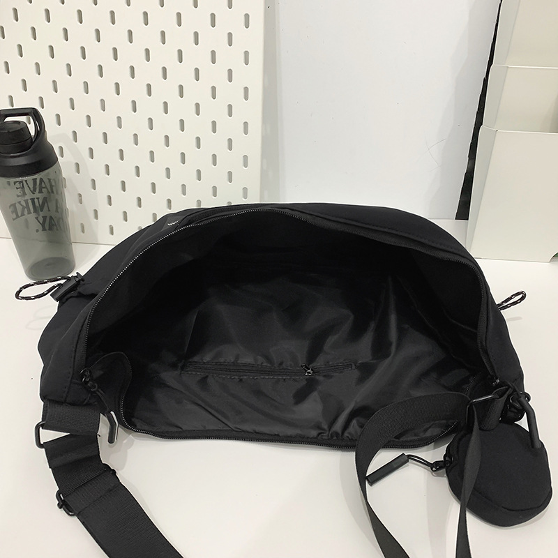 Men's crossbody bag, cool and versatile, 2024 new commuter messenger bag, women's large-capacity lightweight backpack Application Scenario