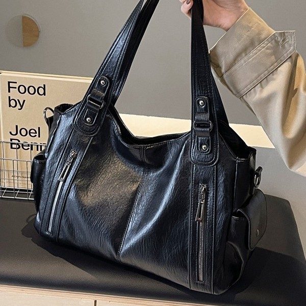 A new 2025 fashionable women's bag with a high-quality texture, large-capacity hand-held tote bag, and a personalized single-shoulder crossbody women's bag for commuting Application Scenario