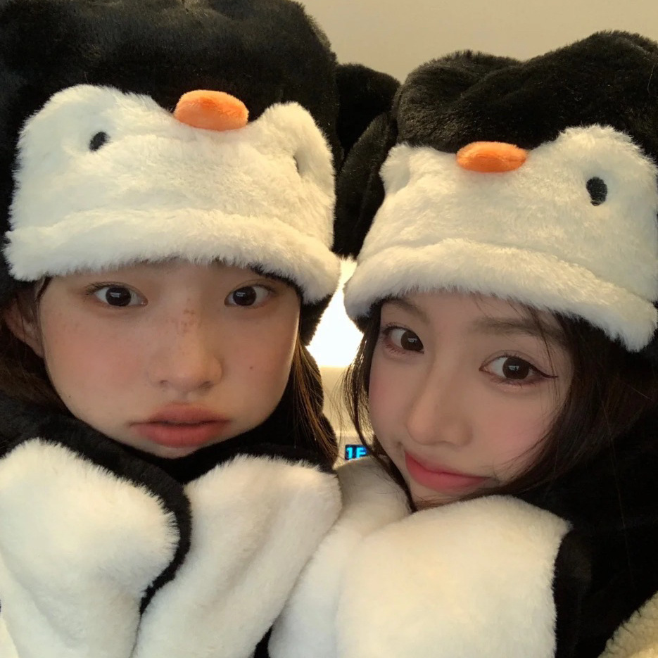 Wholesale of off-the-shelf design penguin three-piece set for autumn and winter, thickened and warm scarf, glove and hat with a girlish touch Application Scenario
