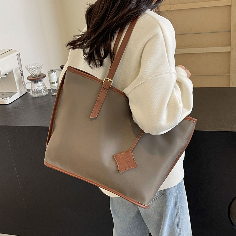 Wholesale of large-capacity outdoor tote bags for 2024 new style, simple and versatile handbags, casual and lightweight yoga and fitness bags full figure