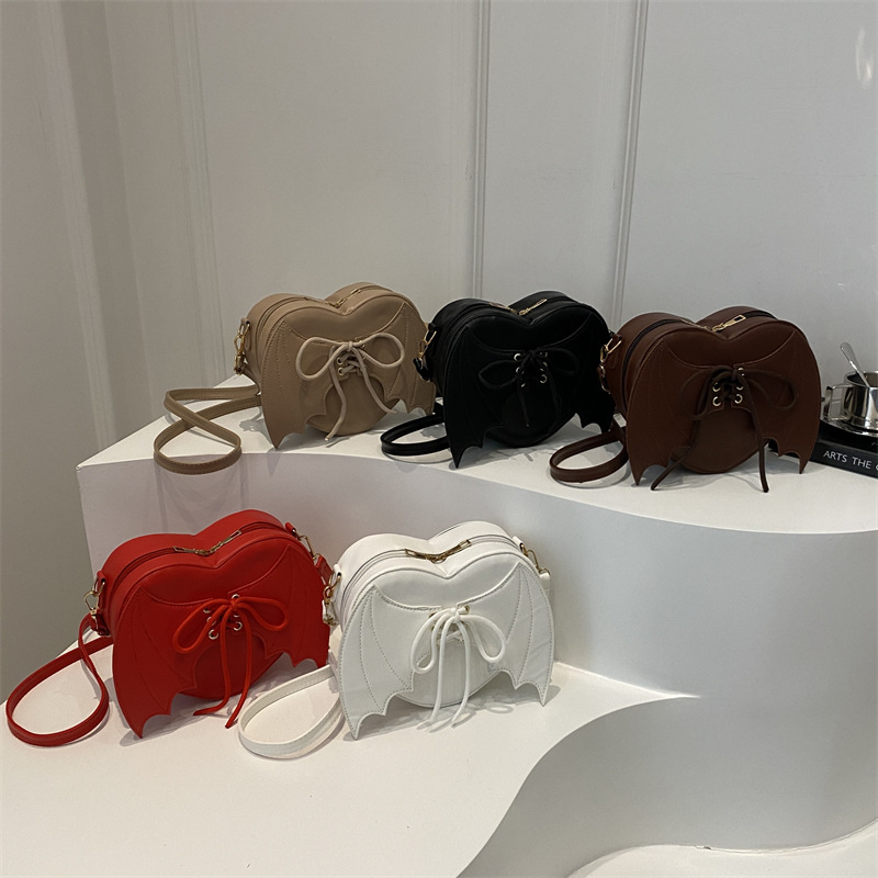 Solid-color bat simple and elegant 2024 new style, fashionable and stylish design, stylish and individual, heart-shaped single-shoulder crossbody women's bag Application Scenario