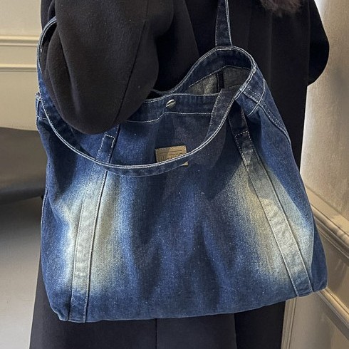 The new large-capacity underarm tote bag, hand-held shoulder bag, versatile denim casual retro large-capacity bag Application Scenario