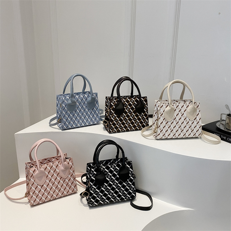 A niche and stylish printed single-shoulder bag, a retro and individualistic ins crossbody bag, and a casual underarm bag for the 2024 autumn collection Application Scenario