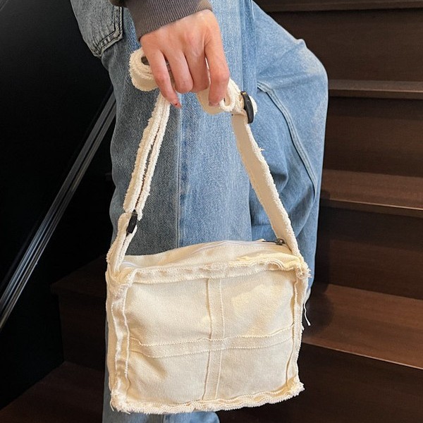 20253 New Japanese-style ins laid-back canvas small bag for women, retro aged frayed edges, student single-shoulder crossbody bag Application Scenario