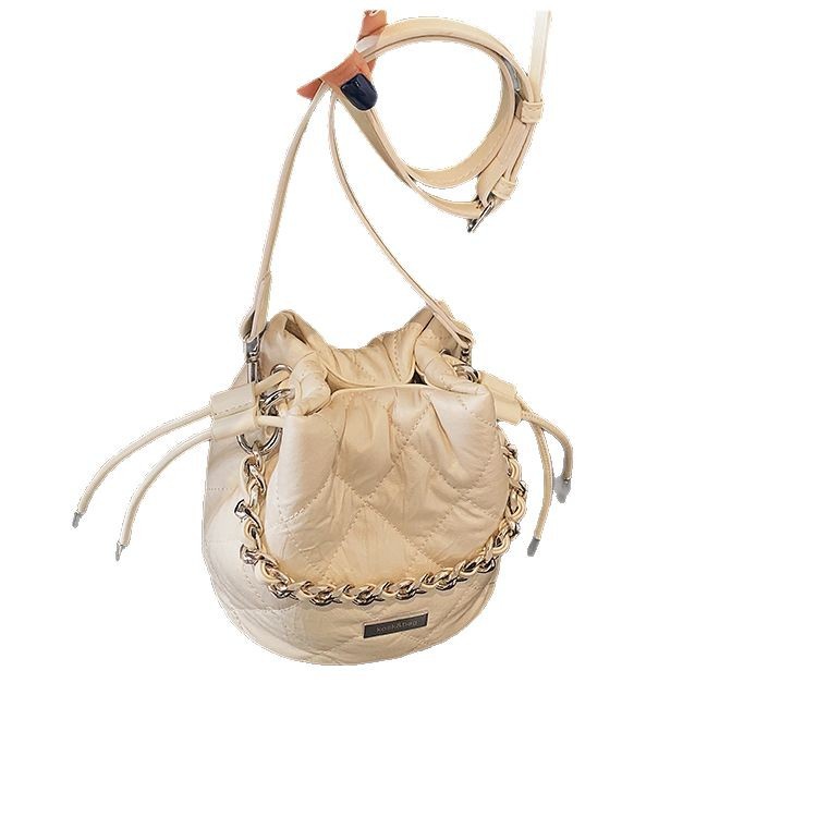 This is a high-end, niche diamond-shaped chain bucket bag for women, new style in 2025. It's a trendy and fashionable single-shoulder crossbody small bag this year Item Picture