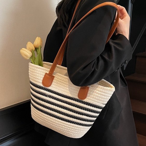 Trendy single-shoulder straw woven bag 2025 new women's bag, large-capacity woven tote bag, seaside vacation hand-held beach bag full figure