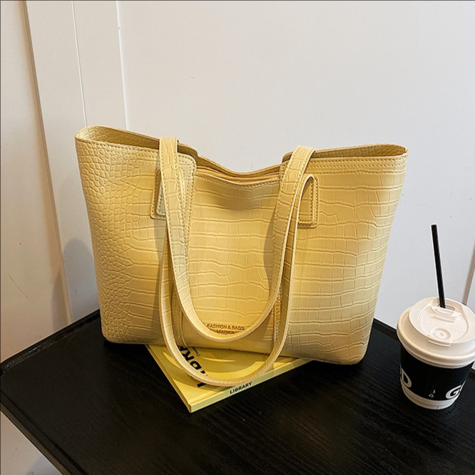 A high-end solid color, simple crocodile pattern, large-capacity tote bag for women 2025, a trendy, fashionable and versatile single-shoulder bag full figure