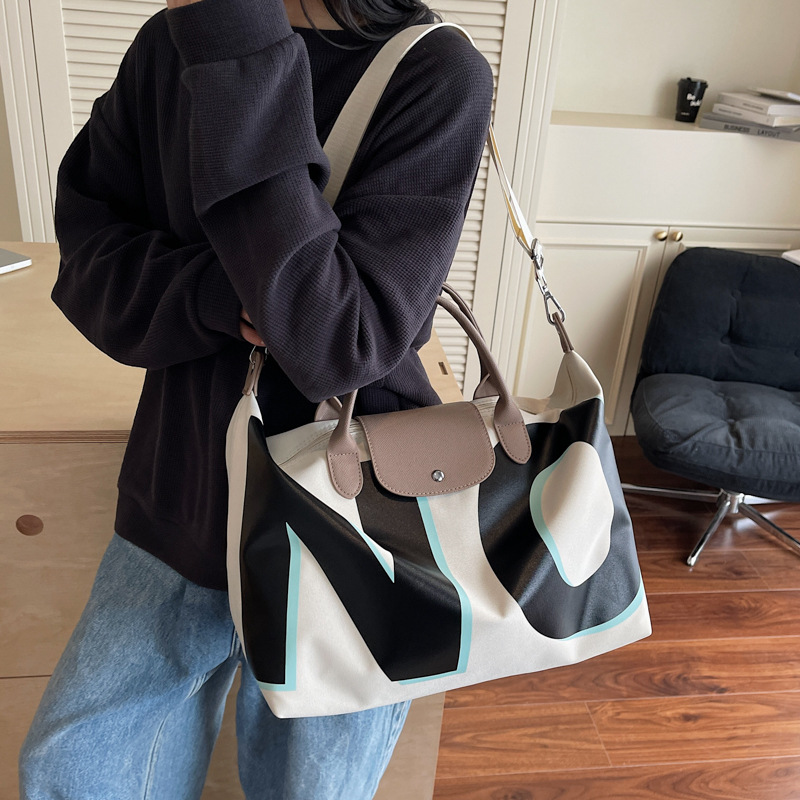 Large-capacity short travel bag for women, simple and fashionable letter handbag, women's luggage bag for going out, waterproof fitness bag full figure