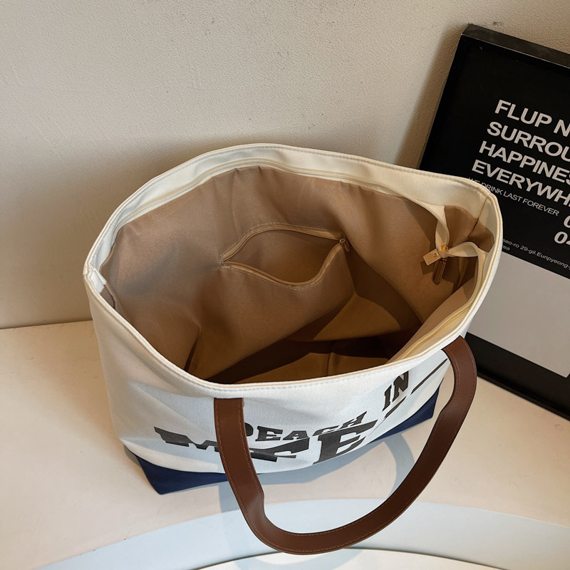 Korean-style tote bag for women, Japanese-style casual canvas versatile single-shoulder bag, large-capacity student commuting bag for class at 8 a.m Application Scenario