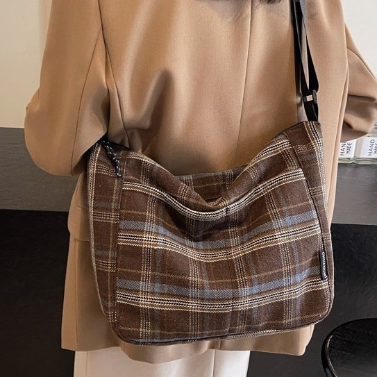 Retro Tote bag 2024 Winter new style contrasting color woolen large-capacity crossbody bag, fashionable and versatile single-shoulder bag for women full figure