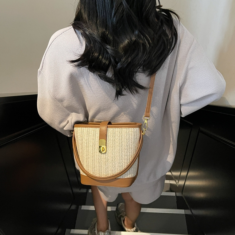 The new 2025 trendy and fashionable woven hand-held bucket bag features a high-end texture and a niche design. It is a single-shoulder crossbody bag Application Scenario