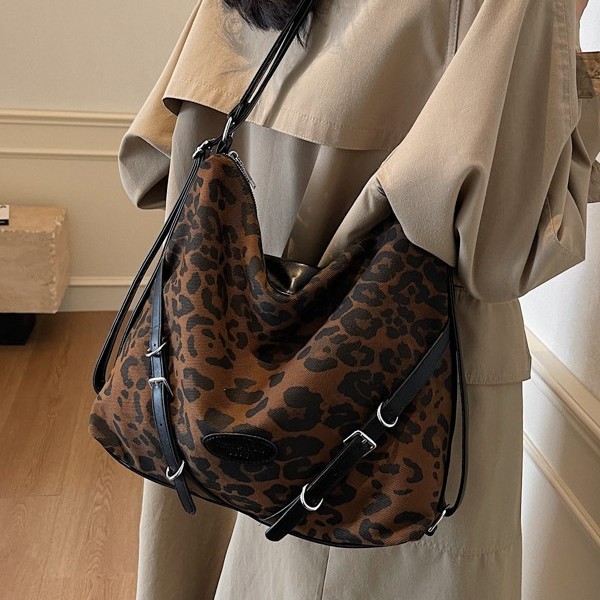 A new American-style hot girl style single-shoulder tote bag for women's autumn and winter, featuring a multi-functional backpack in the school style Application Scenario