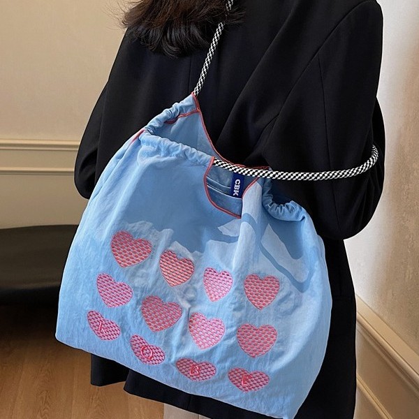 A new Japanese-style embroidered heart single-shoulder bag shopping bag, nylon fashionable casual hand-held shoulder crossbody bag for women Specification drawing